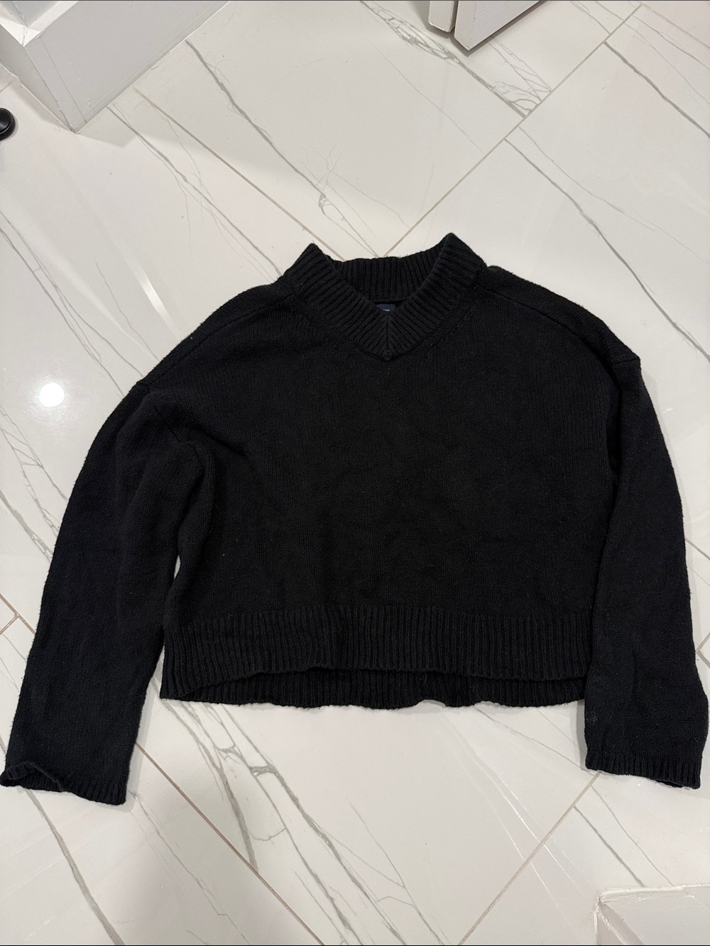 GAP Black V-Neck Cropped Women's Sweater